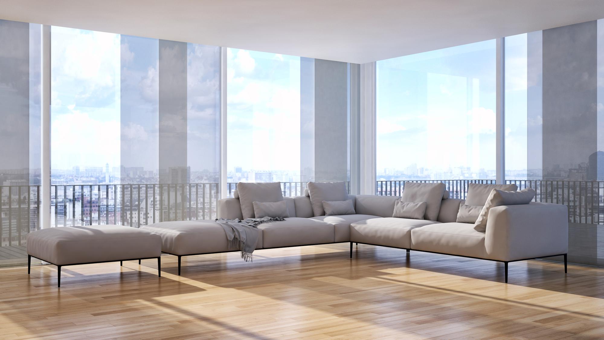 Living luminos cu ferestre mari