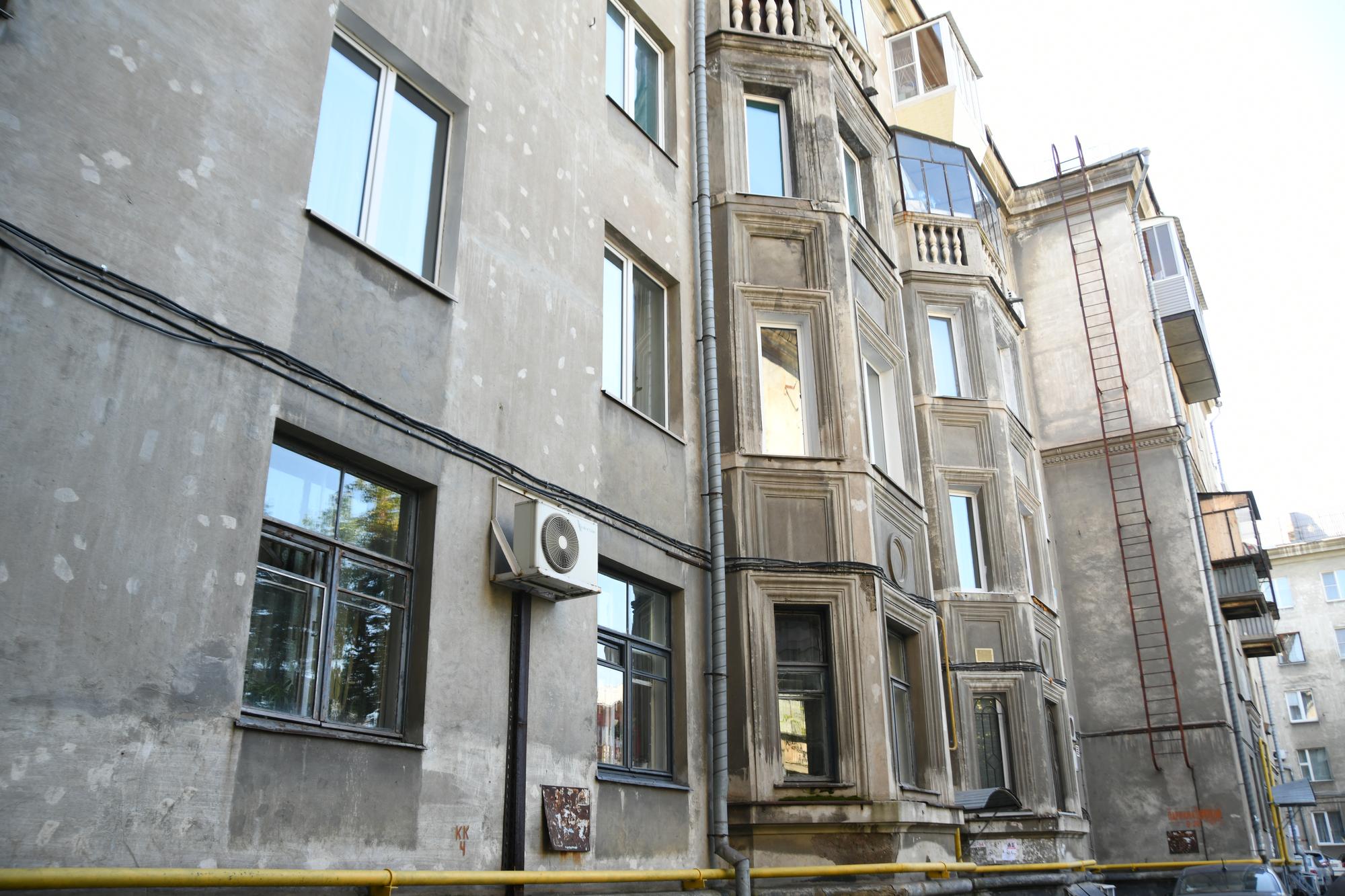 Fațadă bloc renovat, vedere stradă